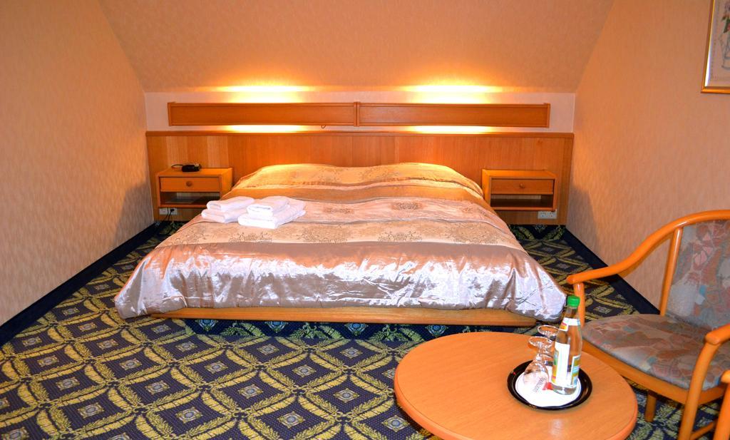Hotel Zum Goldenen Hirsch Sankt Kilian Экстерьер фото